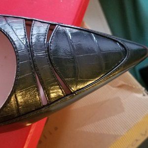 Classic black leather pump